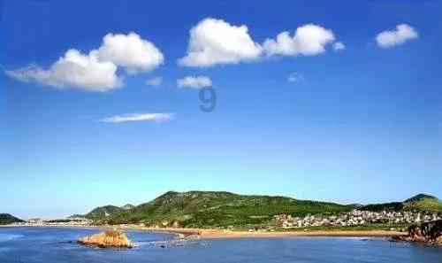 热巴春晚彩排路透曝光，白色卫衣搭配披肩长发，妥妥的新疆美人